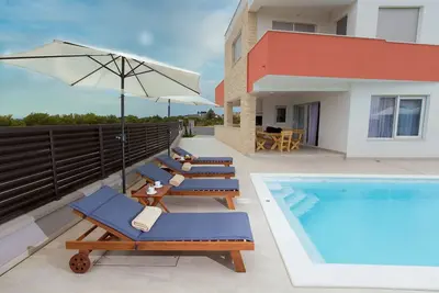 Image de Luxury villa for 12 people, pool, sauna, whirlpool, tennis, golf, soccer field