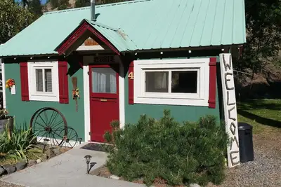 Image de \"Whispering Pine\" - Cabin 4 by the Little Salmon River