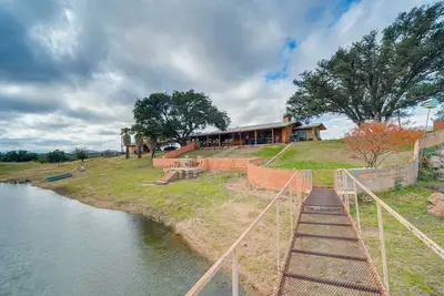 Image de Rustic & Western House on Lake - Swim & Fish!