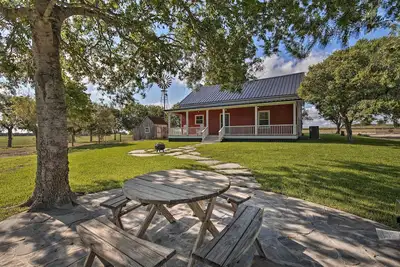 Image de Peaceful Schulenburg Farmhouse w/ Fire Pit & Games