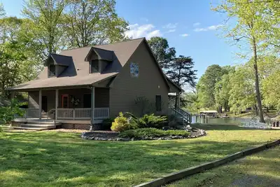 Image de Private, Waterfront, Ultra-clean, Pet friendly, Kayaks, Canoe, Firepit, more!