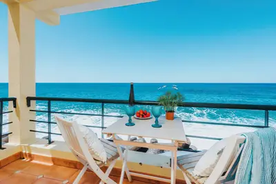 Image de Yellow House with Incredible Ocean Views