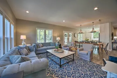 Image de Bright & Airy Home: Chef's Kitchen & Pro Decor!