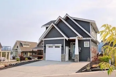 Beautiful Cottage on Okanagan Lake in La Casa