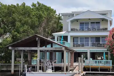 Image de 4level 6br6b Riverfrnt hse, w/elevator, sleeps 25;boat dock, hot tub, golfCartLimo