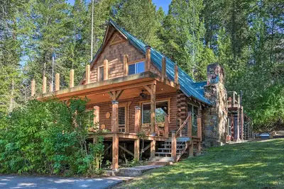 Image de Alpine Adventures: Cozy Log Cabin w/ Deck & Views!