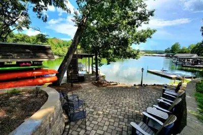 Image de Break Away - sleeps 12, kayaks, Sup's fire pit, games galore! Great for kids and adults!