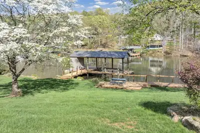 Image de Mountain Lake Lodge - Dog-friendly cabin with gentle lot and firepit.