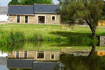 Image de Gîte familial au calme avec étang privé, proche Nantes, jardin, activités, et accès Pmr