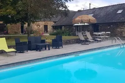 Image de Havre de paix avec piscine chauffée, jardin arboré et activités pour tous
