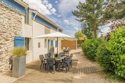 Image de Ancien Bâtiment de Ferme Rénové entre Nantes et Pornic avec Jardin et Activités
