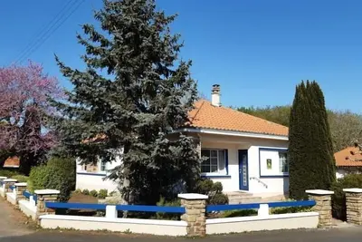 Image de Maison familiale rénovée, 15 km de la mer, jardin clos avec terrasse et ping-pong, centre bourg