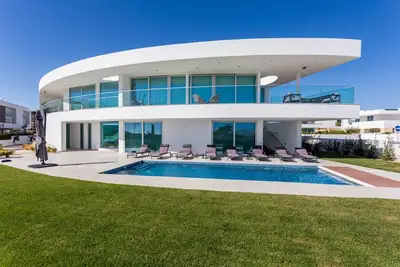 Image de Luxury contemporary villa - 5 minutes walk from beach