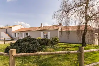 Image de Gîte rénové près de la mer avec jardin clos, cheminée, Wifi et équipements bébé inclus.