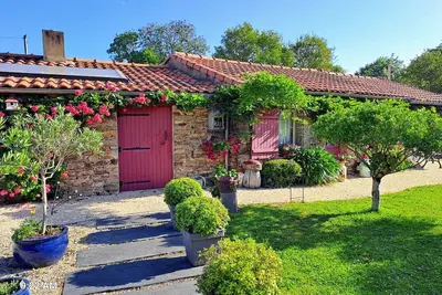 Image de Gîte Accessible avec Jardin Fleuri près de Pornic, Éco-rénové et Équipé (Vélos, WiFi, Cheminée)