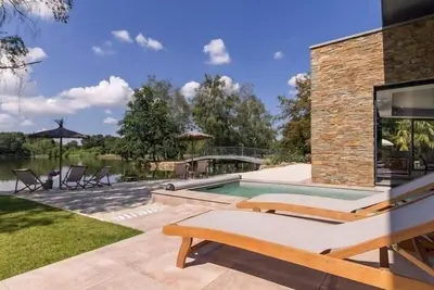 Image de Villa Contemporaine avec Spa, Sauna, Piscine et Île Privative près de Nantes