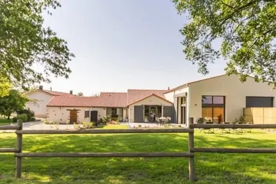 Image de Élégant Gîte Rural avec Piscine Intérieure Chauffée près de Nantes