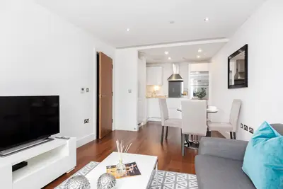 Image de Contemporary & Roomy 2 Bedroom Apartment in Canary Wharf, London by MySquare