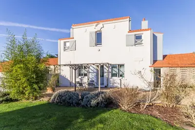 Image de Gîte paisible proche de la mer avec jardin, Wifi, et équipements bébé