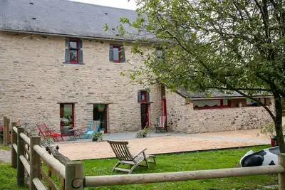 Image de Maison spacieuse avec piscine chauffée, jardin clos et équipements de loisirs en pleine campagne