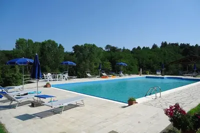 Image de Apartment with 4 bedrooms and 3 bathrooms in a cozy vacation farmhouse.