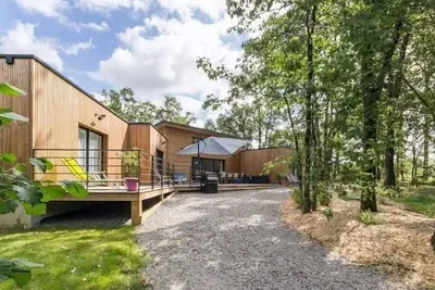 Image de Grande maison en bois avec parc, terrasse, jeux et équipements modernes entre Nantes et Pornic