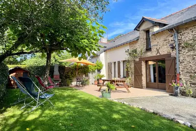 Image de Gîte rénové avec jardin, salle de jeux et vélos, près du Canal de Nantes à Brest