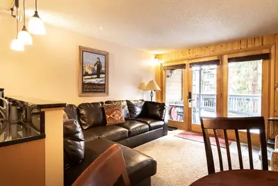 Image de Shared Deck with Incredible Mountain Views, Close to Base Area & Shuttle Stop