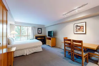 Image de Mountain-view studio near skiing with bike storage, gas fireplace & jetted tub