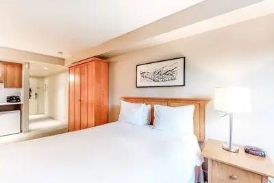 Image de Whistler Village studio with fireplace - walk to lifts & golf