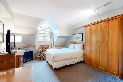 Image de Fourth-floor studio with fireplace, jetted tub, & on-site gym - walk to lifts