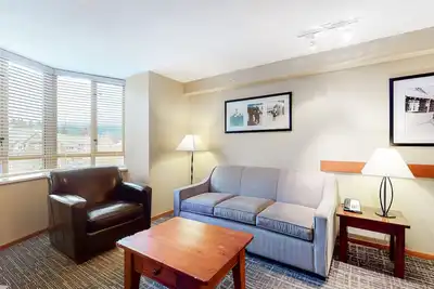 Image de Inviting 4th-floor condo near lifts\/golf with heated pool, hot tubs, & gym