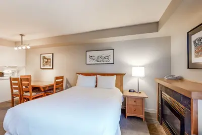 Image de Whistler Village studio with ski, bike storage, gas fireplace, jetted tub, & W/D