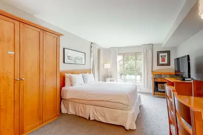 Image de Deluxe mountain studio with fireplace & gym, walk to lifts location