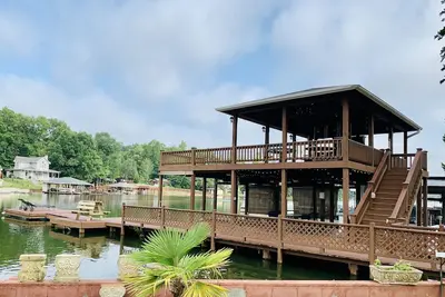 Image de Incredible Lake Harding Waterfront home! !