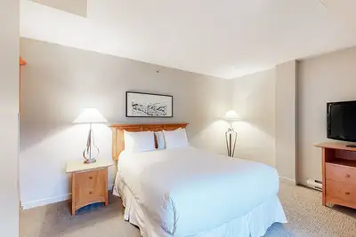 Image de Charming, hotel-style studio in the Village with fireplace & gym - walk to lifts