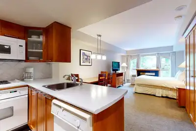 Image de Third-floor studio in the Village with fireplace & gym - walk to lifts