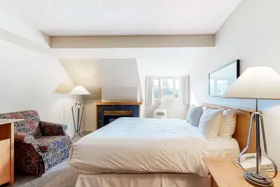 Image de Warm studio near the lifts with jetted tub & gym