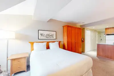 Image de Comfy mountain studio with fireplace & gym - near lifts and golf