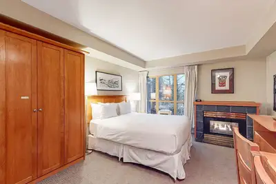 Image de Ski vacation third-floor studio with gym, mountain views, & jetted tub