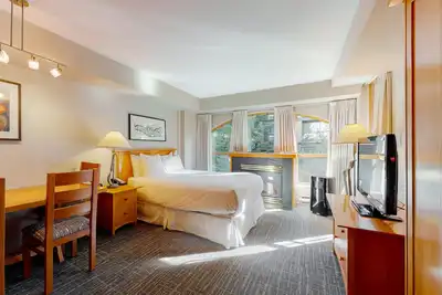 Image de Skier's dream studio in the Village with fireplace & balcony - walk to lifts