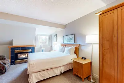 Image de Inviting 5th-floor studio with walk-to-lifts Village location, gym & fireplace