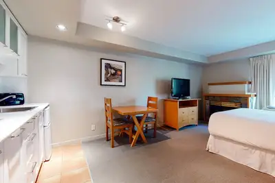 Image de Relaxing third-floor studio with walk in shower, walk to lifts access, & gym