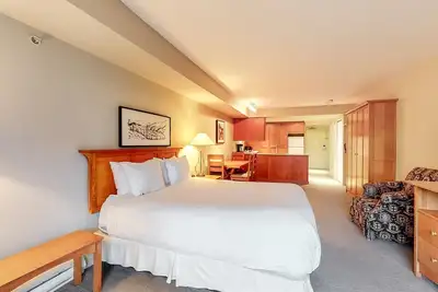 Image de Relaxing 4th-floor studio with fireplace, gym, washer/dryer - walk to lifts