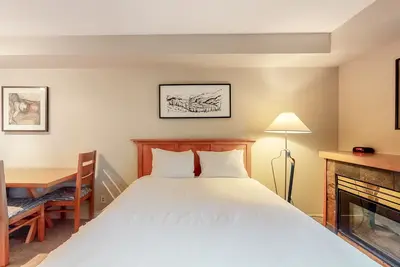 Image de Relaxing 4th-floor studio with ski/mountain views, gym, fireplace, washer/dryer