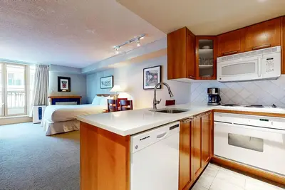 Image de Whistler Village studio with ski, bike storage, gas fireplace, jetted tub, & W/D