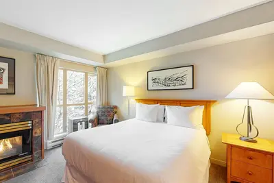 Image de Mountain studio with fireplace, jetted tub, quick ski access, & gym