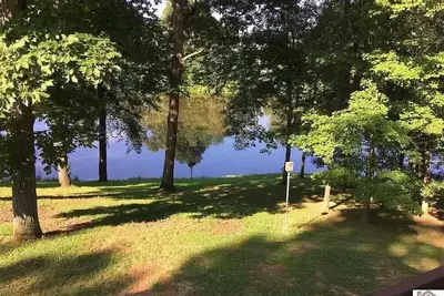 Image de Large family home at Lake Barkley sits on a 2. 3 acre lot!