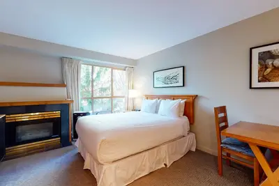 Image de Whistler Village studio with ski, bike storage, and gas fireplace
