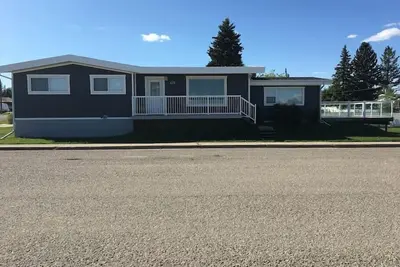 Image de Beautiful Cardston Home (main floor)